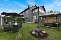 Krokstadelva Sentralt/Nedre Eiker – Påkostet halvdel av tomannsbolig over 2 plan med innglasset veranda, koselig hage, garasje og gode parkeringsmuligheter