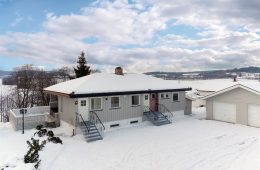 Vestfossen/Øvre Eiker – Velholdt enebolig over 2 plan – Dobbelgarasje og carport – Ca.1,1 mål tomt – Hage – Utsikt – U.etg med stort potensiale!