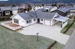 Steinberg/Nedre Eiker – Svært lekker og betydelig påkostet enebolig over 1 plan – Carport – Integrert garasje – Solrik terrasse – Lettstelt hage!