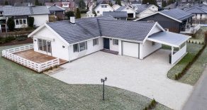 Steinberg/Nedre Eiker – Svært lekker og betydelig påkostet enebolig over 1 plan – Carport – Integrert garasje – Solrik terrasse – Lettstelt hage!