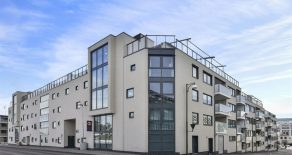 Bragernes Sentralt/Drammen Lekker 3-roms fra 2017 – Vestvendt balkong – Skjermet bakgård – Felles takterrasse – Garasjeplass – Heis – IN-ordning!