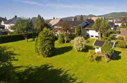 Mjøndalen Sentralt/Nedre Eiker Modernisert enebolig med praktfull hage, tomt på 1,9 mål og garasje. Utleiedel med leieinntekter på ca. 9000,- pr. mnd.