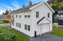 Krokstadelva- Nyoppført enebolig m/5 sov & godkjent utleieleilighet med estimerte leieinntekter på kr 10 000,- pr. mnd.