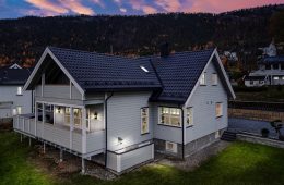 Solbergelva Sentralt/Nedre Eiker Pen familiebolig over 3 plan med garasje – 1 måls utsiktstomt – Solrik terrasse på 55 kvm – Gangavstand til skoler!