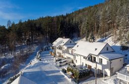 Stenseth/Krokstadelva/Nedre Eiker – Vertikaldelt tomannsbolig over 3 plan. Integrert garasje. 2 terrasser. Solrikt. Utsikt. 5 soverom. Grenser mot marka.