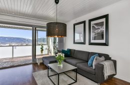 Tranby/Lier Pen 2-roms med stor vestvendt innglasset balkong – Gode sol/utsiktsforhold – Garasjeleie – Oppvarming/varmtvann inkl.