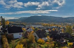 Krokstadelva – Enebolig o/2 plan + kjeller – Garasje – 5 sov – 2 stuer – Solrikt – Utsikt – Fantastisk tomt på 1041 kvm!