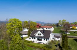 Vestfossen/Øvre Eiker – Familievennlig enebolig over 3 plan- Innredet underetasje – Romslig gårdsplass – Koselig hage – Terrasse – Barnevennlig!