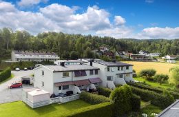 Mjøndalen/Nedre Eiker – Lekkert, familievennlig rekkehus over 3 plan – Nyere bad/kjk – 2 bad – 2 stuer – Stor terrasse – Hage – Solrikt – Rolig!