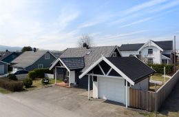 Krokstadelva/Nedre Eiker – Familievennlig enebolig m/garasje, 3 soverom, koselig hage, terrasse og sol fra morgen til kveld. Barnevennlig/sentralt!