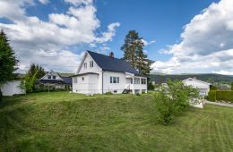 Steinberg/Nedre Eiker Sjarmerende enebolig o/2 plan+ kjeller – Godkjent søknad om bruksendringen av kjeller foreligger – Solrikt/Barnevennlig!