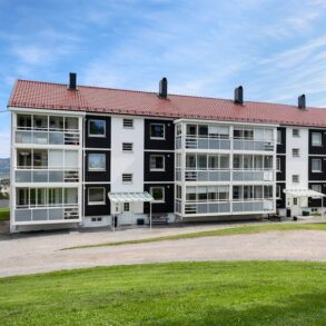 Austad/Fjell/Drammen – Pen gjennomgående 3-roms selveier med innglasset balkong – P-plass – Tilnærmet trappefri adkomst – Ypperlig utleieobjekt