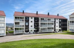 Austad/Fjell/Drammen – Pen gjennomgående 3-roms selveier med innglasset balkong – P-plass – Tilnærmet trappefri adkomst – Ypperlig utleieobjekt