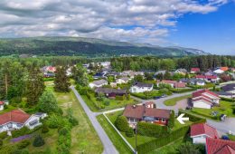 Loesmoen/Hokksund/Øvre Eiker Velholdt enebolig over 2 plan m/carport – Koselig hage – Solrikt – Rolig/Barnevennlig – Innerst i veien – Nær togstasjon