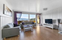 Krokstadelva/Nedre Eiker – Velholdt rekkehus med garasje – Balkong med utsikt – Stor terrasse – Solrikt – Frodig hage – Meget barnevennlig.