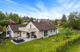 Ormåsen/Øvre Eiker Familievennlig og modernisert enebolig over 2 plan med garasje – 4 soverom – Koselig hage – Solrikt – Barnevennlig!