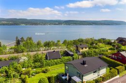 Øgarden Hyttefelt/Sande – Pen hytte med tinglyst båtplass på felles brygge – Storslått utsikt – Innlagt strøm/sommervann – Solrikt – 2 p-plasser!