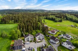 Vestfossen/Øvre Eiker Innholdsrik halvpart av tomannsbolig over tre plan – Solrikt – Veranda med utsikt – Hage – Gode parkeringsmuligheter!