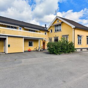 Strømsø/Drammen Hel vertikaldelt tomannsbolig o/2 plan + kjeller med carport/bakgård – Utleiedel – Gode parkeringsmuligheter – Sentralt!