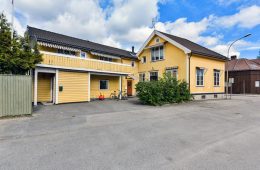 Strømsø/Drammen Hel vertikaldelt tomannsbolig o/2 plan + kjeller med carport/bakgård – Utleiedel – Gode parkeringsmuligheter – Sentralt!