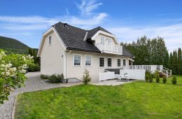 Hokksund Arkitekttegnet og velholdt enebolig med romslig hybel – Estimerte utleieinntekter på Kr. 12 000,- pr.mnd – Dobbelgarasje