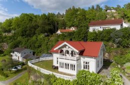 Holmsbu/Hurum/Snart Asker Praktfull sveitservilla med strålende solforhold og nærhet til sjøen – 1,2 mål stor tomt – Panoramautsikt over fjorden!
