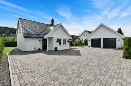 Mjøndalen Sentrum/Nedre Eiker Påkostet villa fra 2011 – Høy livsløpsstandard – Kakkelovn – Vannbåren gulvvarme – Innglasset terrasse – Dobbelgarasje.