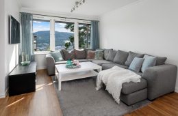 Åssiden/Drammen Lekker, pent oppusset 3-roms i høy 1.etasje – Solrik, innglasset balkong – Flott utsikt – Tilnærmet trappefri adkomst!