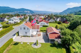 Mjøndalen Sentralt/Nedre Eiker – Sveitservilla m/høy standard – Betydelig påkostet i 2016 – Låve, bryggerhus, garasje og carport – Tomt på over 3 mål!