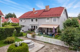 Eikenga/Lierbyen Familievennlig rekkehus over 3 plan – Garasje – P-plass – Solrik markterrasse – Barnevennlig – Sentralt