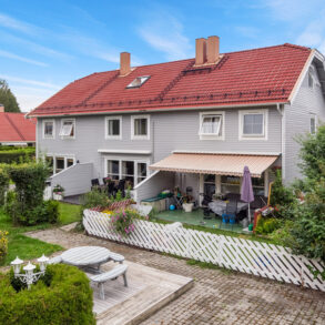 Eikenga/Lierbyen Familievennlig rekkehus over 3 plan – Garasje – P-plass – Solrik markterrasse – Barnevennlig – Sentralt