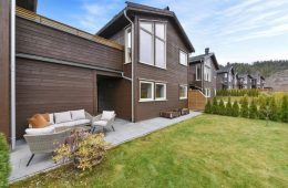 Harakollen/Hokksund Påkostet og moderne kjedet enebolig fra 2016 – Carport – Usjenert sydvestvendt terrasse – Markterrasse – Lettstelt hage.