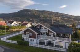 Mjøndalen/Nedre Eiker – Stor og velholdt familiebolig m/hybel – Leieinntekter på kr 9 500,- pr. mnd – Integrert dobbelgarasje – Flere terrasser!