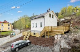 Tangen/Drammen – Betydelig oppgradert enebolig m/sjøutsikt – Nytt kjøkken/bad – Solrik terrasse – P-plasser.