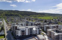 Mjøndalen Sentrum/Stadionkvartalet/Eiker – Nyere 2-roms Topp/selveierleilighet fra 2016 med solrik balkong med fantastisk utsikt – Garasje – Heis – Fellestilbud!