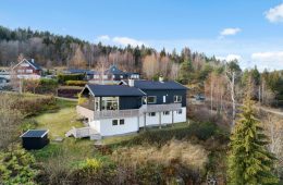 Konnerud/Drammen – Stor familievennlig enebolig med 6 soverom/Innredede rom – Dobbelgarasje – Terrasser – Utsikt – Solrik hage – Nær marka!