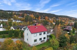 Austad / Drammen – Halvpart av horisontaldelt tomannsbolig i blindvei – Flotte sol- og utsiktsforhold – Veranda – Gode parkeringsmuligheter!