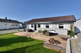 Krokstadelva / Drammen – Meget pen enebolig over ett plan – Garasje – Stor terrasse – Solrik hage – Lekkert kjk og bad – Barnevennlig – Sentralt!
