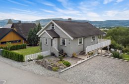 Skafjellåsen / Sande – Pen familiebolig o/3 plan – Koselig hage – Store terrasser – Solrikt – Flott utsikt – Nærhet til fjorden – Barnevennlig!