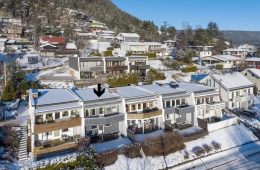 Solbergmoen / Drammen Lekkert og romslig SELVEIER rekkehus over tre plan – Flott utsikt over elven – To sydvendte terrasser – Hage – Garasje.