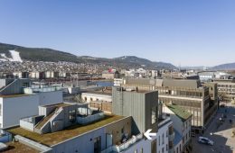 Bragernes Sentrum/Drammen Påkostet 3-roms topp-/selveierleilighet fra 2017 med garasje – Heis – 2 balkonger – Felles takterrasse – Supersentralt!
