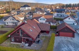 Mjøndalen / Drammen Innholdsrik familiebolig fra 2002 – Dobbeltgarasje – 2 bad+ vaskerom – 5 soverom – 2 stuer – Skjermet hage – Solrikt!