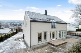 Solbergelva / Drammen Flytt rett inn i en lekker nyoppført enebolig fra 2019/2020 – 2 stuer – 2 bad + vaskerom – 3 soverom – Utsyn – Sentralt!