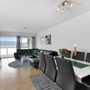 Tranby / Lier Pen 2-roms i 2.etg. med stor vestvendt innglasset balkong – Gode sol/utsiktsforhold – Oppvarming/varmtvann inkl.