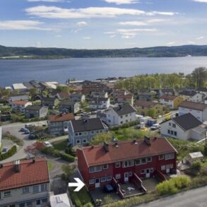 Hedensrud/Drammen. Pent SELVEIER enderekkehus o/tre plan m/nydelig fjordutsikt. Solrik terrasse, skjermet markterrasse, koselig hage, peis!