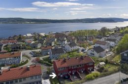 Hedensrud/Drammen. Pent SELVEIER enderekkehus o/tre plan m/nydelig fjordutsikt. Solrik terrasse, skjermet markterrasse, koselig hage, peis!
