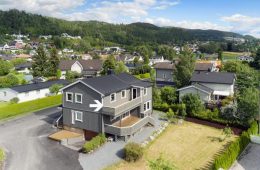 Krokstadelva Sentralt / Drammen Lekker halvdel av tomannsbolig over 1 plan +loft. Stor solrik veranda. Egen p-plasser. Felles hage. 3 soverom. Sentralt!