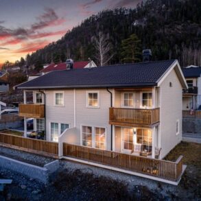 Solbergmoen / Drammen Nesten ny halvpart av tomannsbolig fra 2018 – 3 soverom – 2 stuer – Solrik terrasse og balkong – Garasje – Barnevennlig!