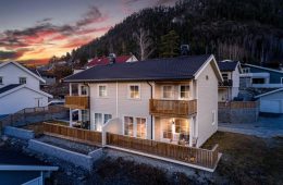 Solbergmoen / Drammen Nesten ny halvpart av tomannsbolig fra 2018 – 3 soverom – 2 stuer – Solrik terrasse og balkong – Garasje – Barnevennlig!