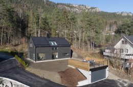 Solbergelva / Drammen Flytt rett inn i en nyoppført enebolig over 2 plan – Dobbelgarasje med takterrasse – Herlig utsikt – Grenser til marka!